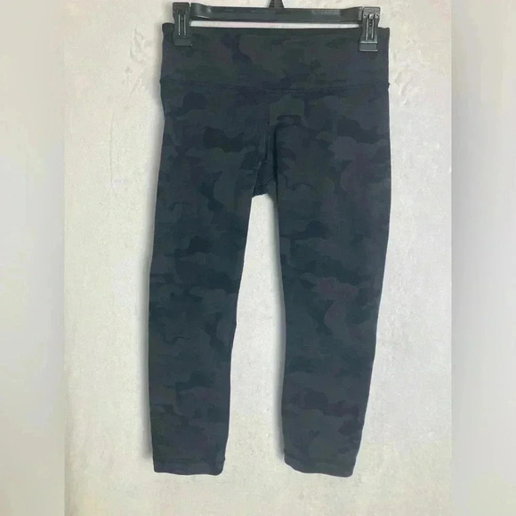 Lulumelon camouflage capris size 4‎ - Picture 1 of 10